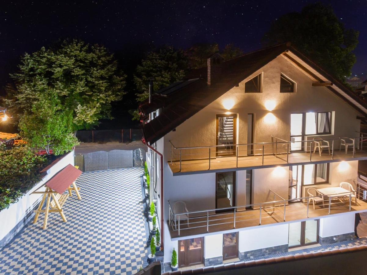 Pensiunea D & Ylan Hotel Novaci-Straini Ngoại thất bức ảnh
