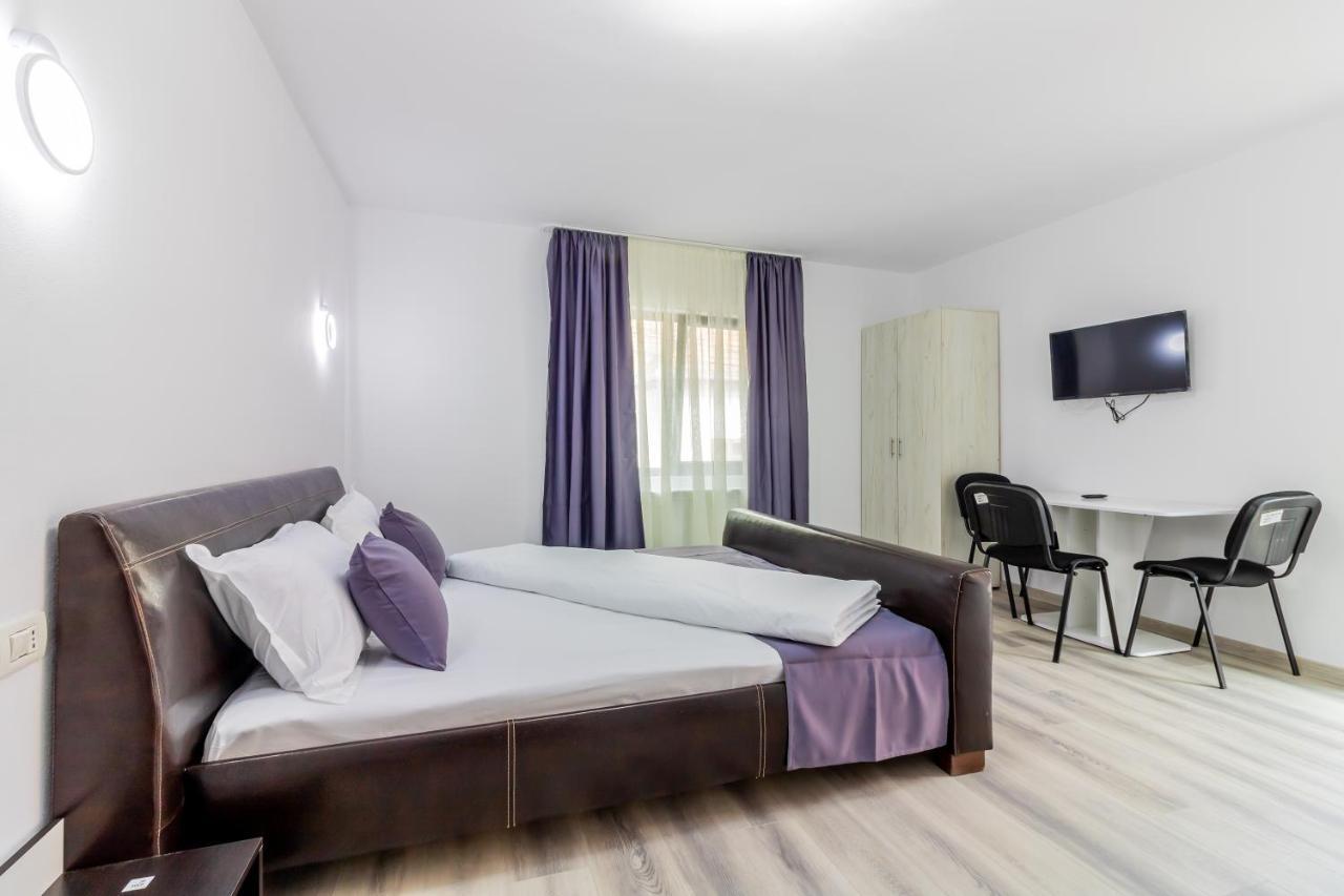 Pensiunea D & Ylan Hotel Novaci-Straini Ngoại thất bức ảnh