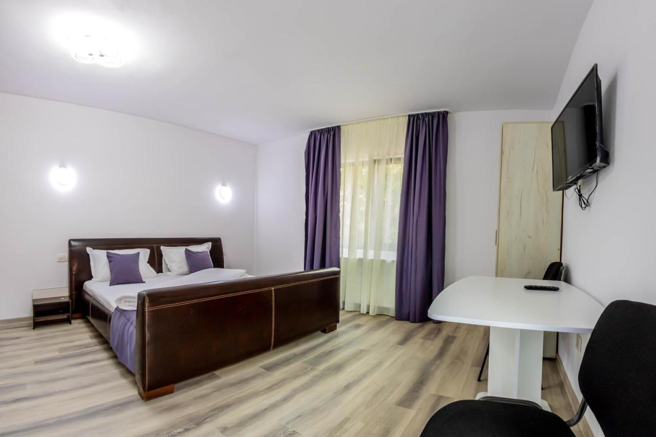 Pensiunea D & Ylan Hotel Novaci-Straini Ngoại thất bức ảnh