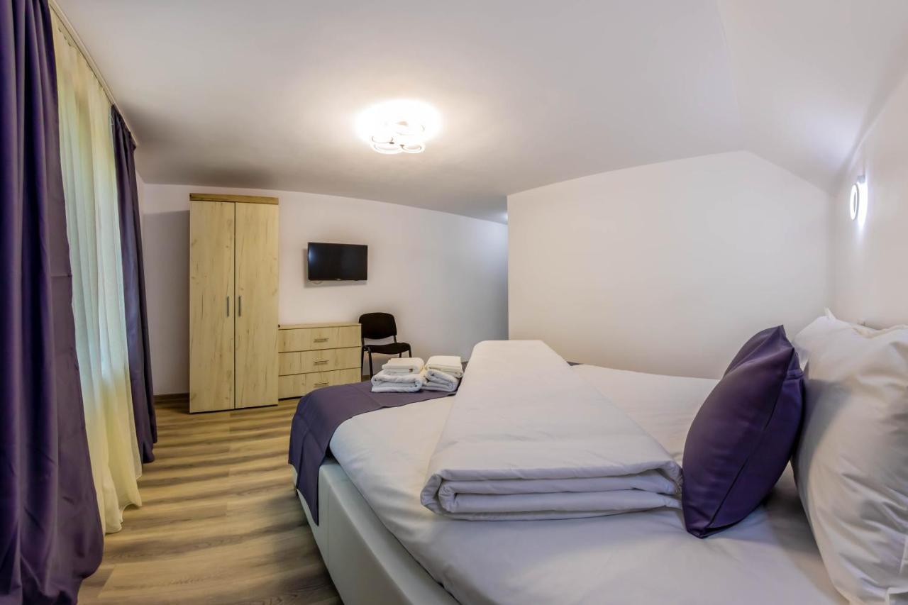 Pensiunea D & Ylan Hotel Novaci-Straini Ngoại thất bức ảnh