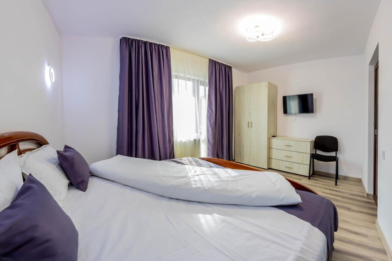 Pensiunea D & Ylan Hotel Novaci-Straini Ngoại thất bức ảnh