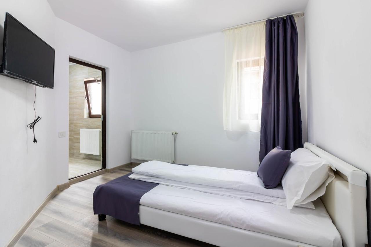 Pensiunea D & Ylan Hotel Novaci-Straini Ngoại thất bức ảnh
