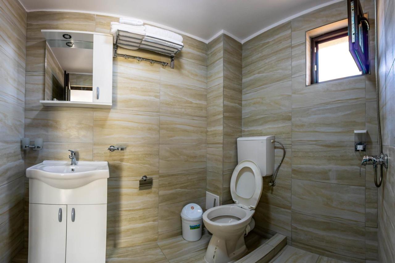 Pensiunea D & Ylan Hotel Novaci-Straini Ngoại thất bức ảnh