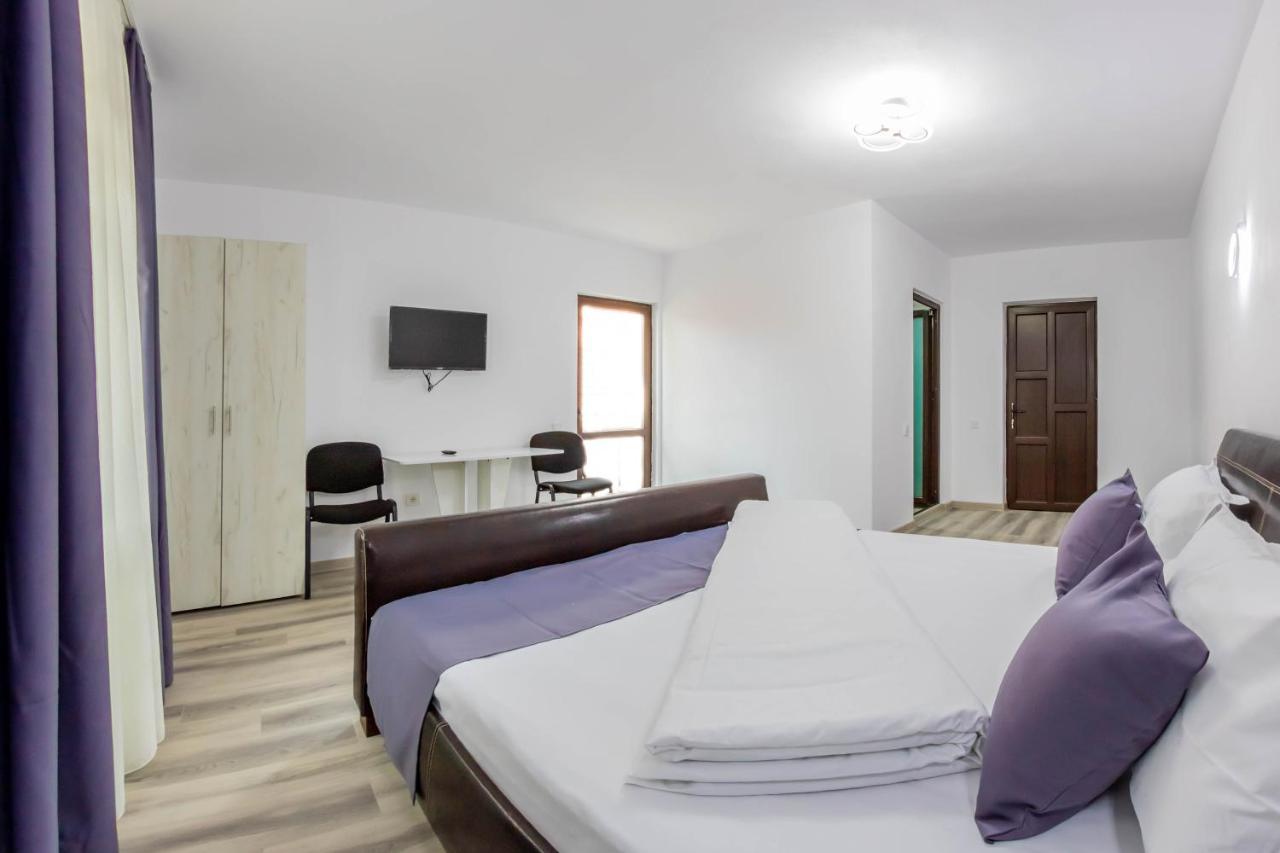 Pensiunea D & Ylan Hotel Novaci-Straini Ngoại thất bức ảnh