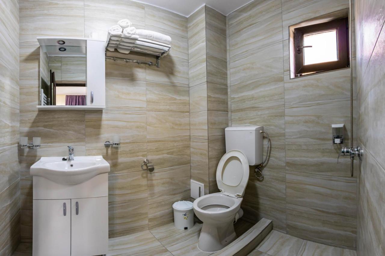 Pensiunea D & Ylan Hotel Novaci-Straini Ngoại thất bức ảnh