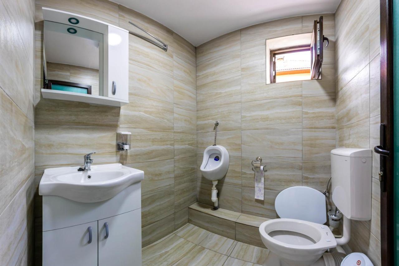 Pensiunea D & Ylan Hotel Novaci-Straini Ngoại thất bức ảnh
