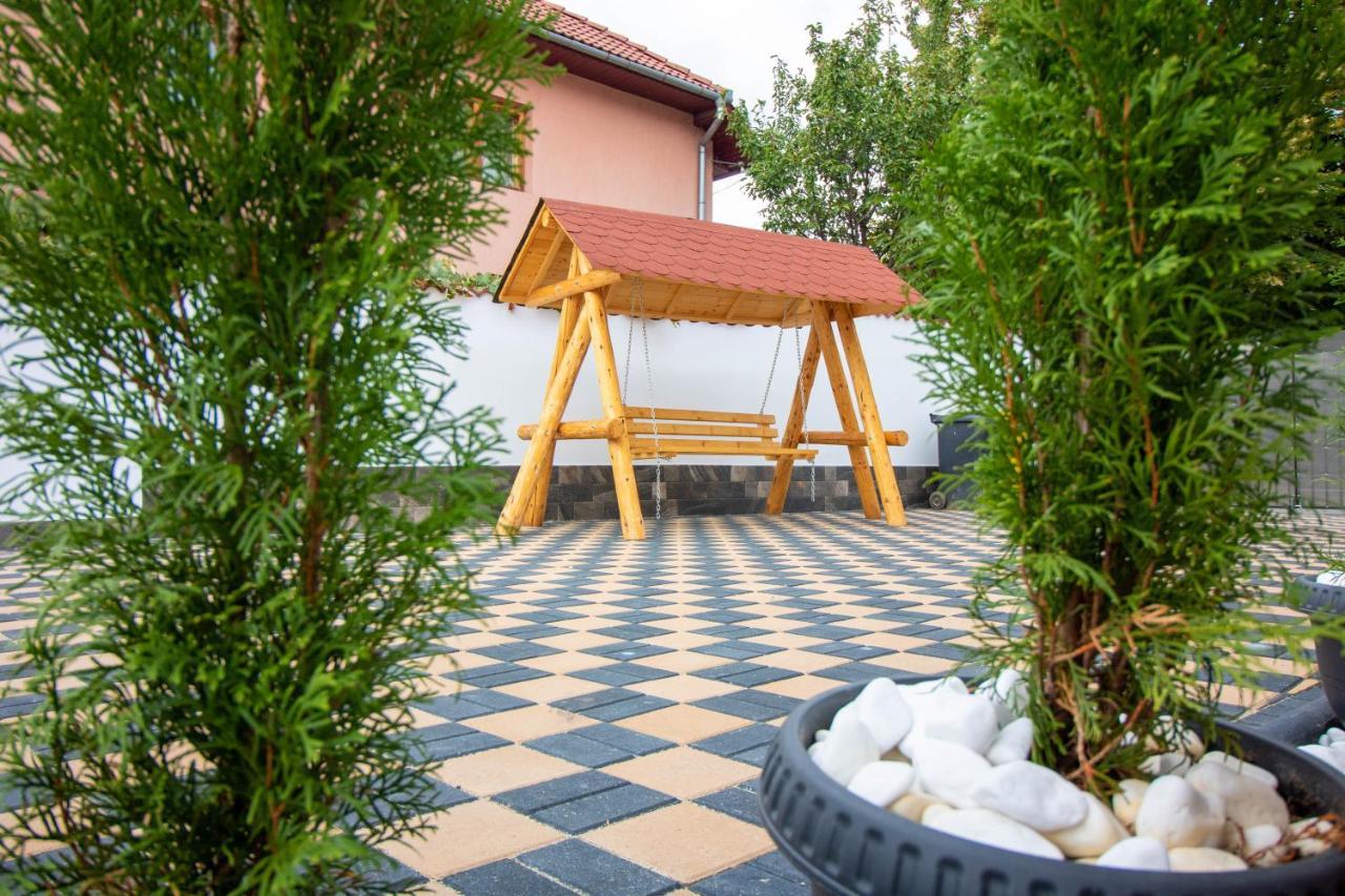 Pensiunea D & Ylan Hotel Novaci-Straini Ngoại thất bức ảnh