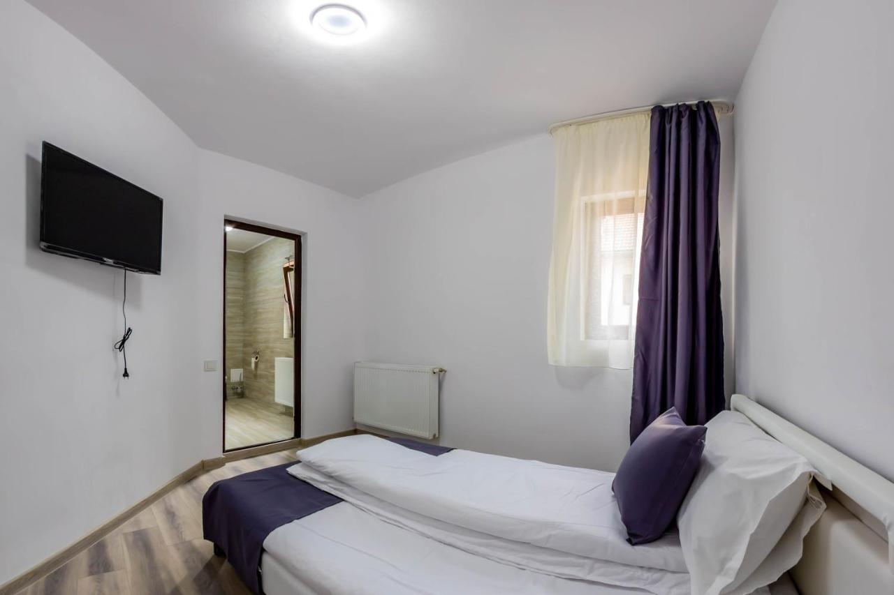 Pensiunea D & Ylan Hotel Novaci-Straini Ngoại thất bức ảnh