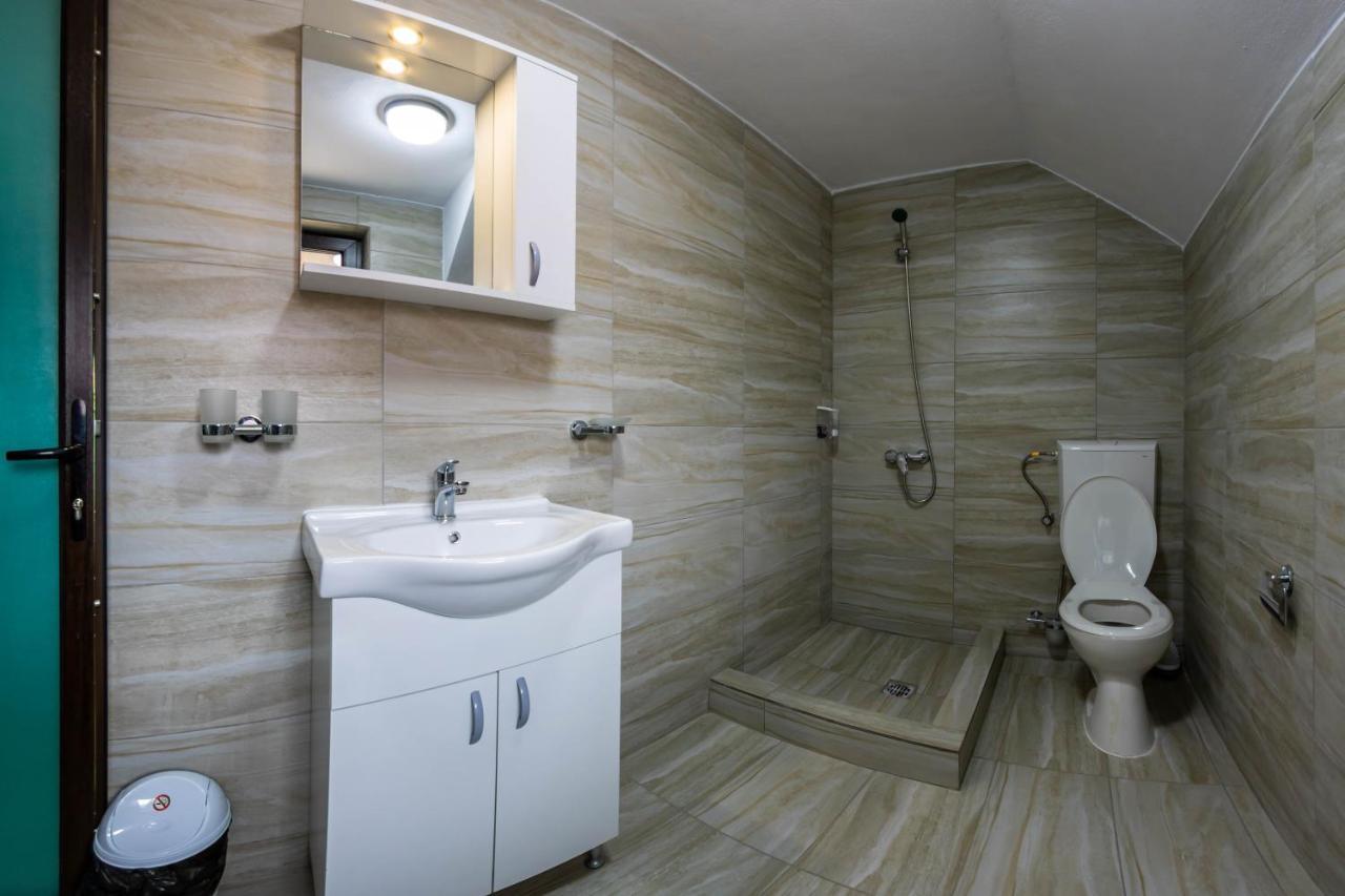 Pensiunea D & Ylan Hotel Novaci-Straini Ngoại thất bức ảnh